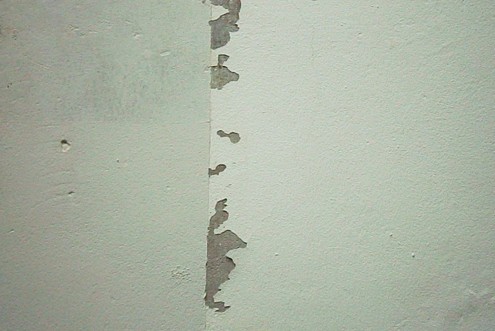 涂刷乳膠漆后墻面有塊狀剝落是什么原因